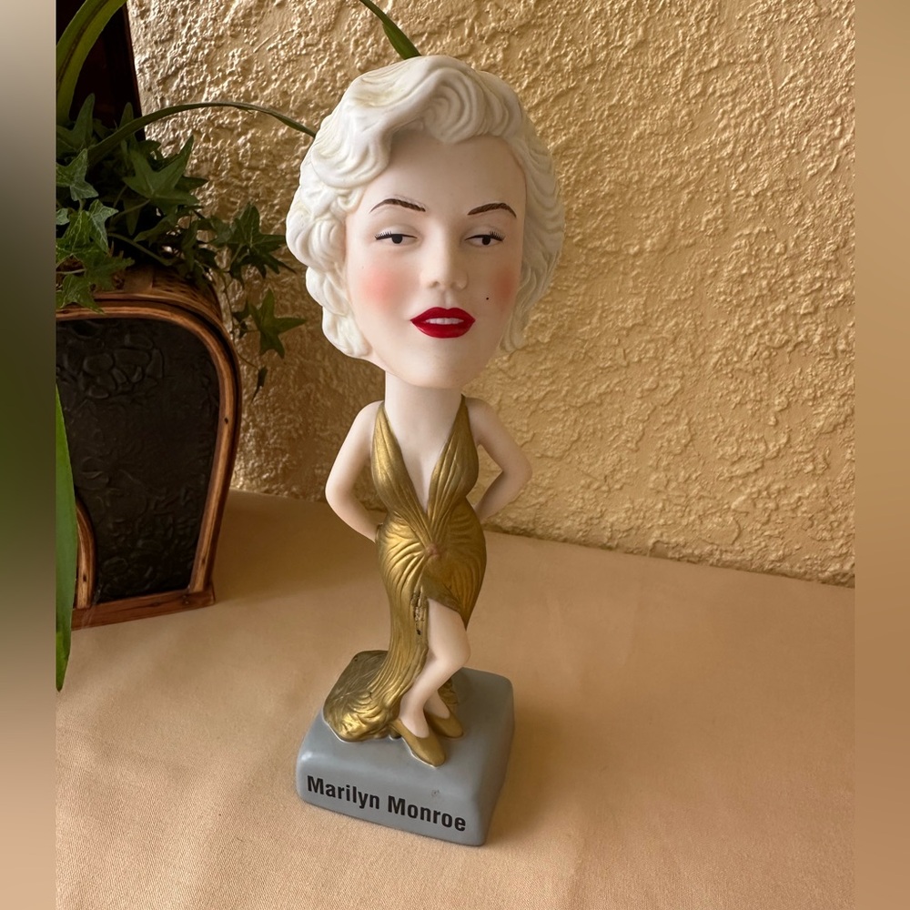 Marilyn Monroe porcelain bobble head figurine